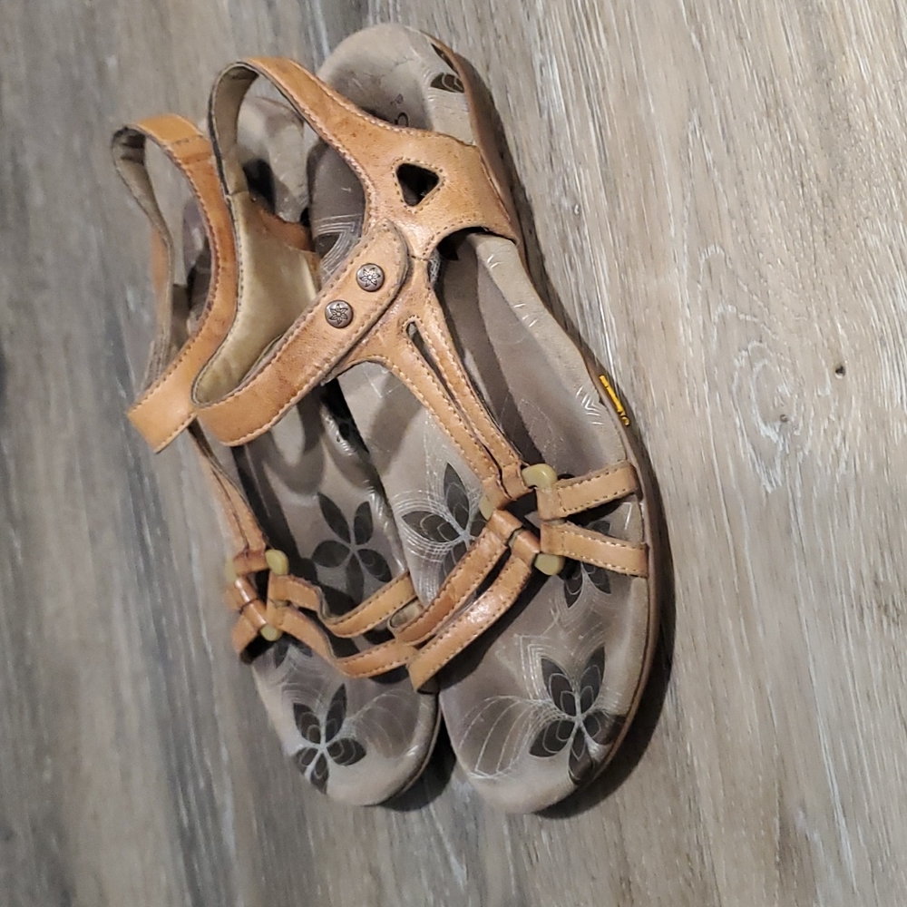 Abeo walking sandals size 6